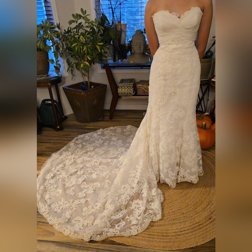 Elegant Lace Wedding Dress in Cream